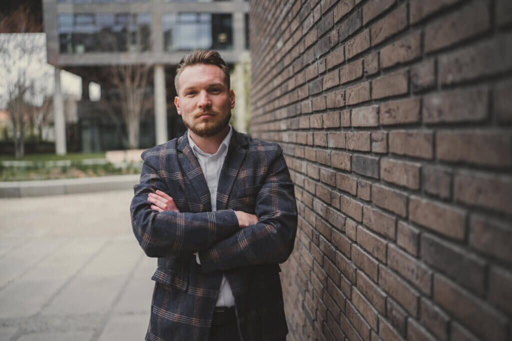 Jakub Kratochvíla u cihlové zdi
