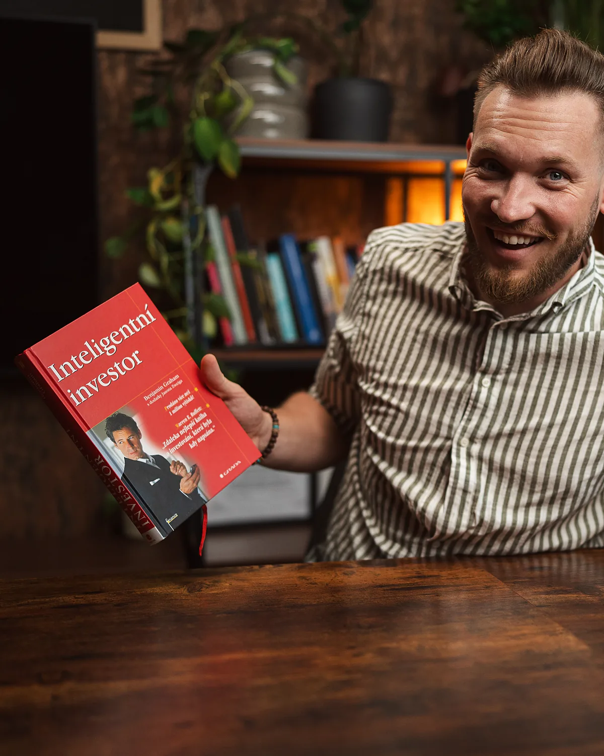 Jakub Kratochvíla drží knihu Inteligentní investor od Benjamina Grahama